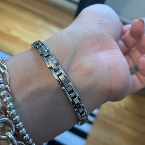 Guess watch, small face with decorative bracelet. Adjustable. - Picture 3 of 4